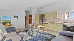 Un apartamento moderno con comedor, cocina y sala de estar.