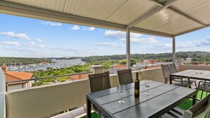 Outdoor dining - Apartment Petrinic-Sea View & Pool by Villas Guide (Pula)