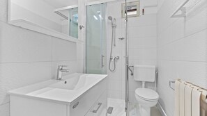 Shower, towels - Apartment Petrinic - Apartman S by Villas Guide (Pula)