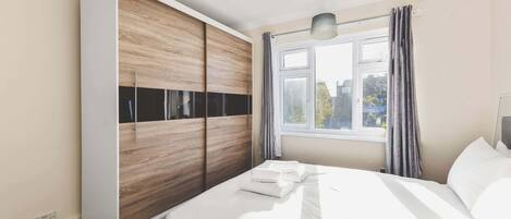 Tabla de planchar con plancha, internet y ropa de cama