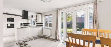 Kühlschrank, Mikrowelle, Ofen, Geschirrspüler