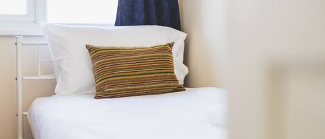 Strykejern/-brett, internettilgang og sengetøy