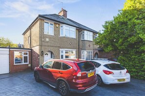 Exterior - Spacious 4BDR House with Parking by Heathrow (Greater London)