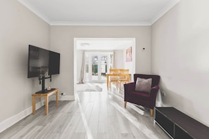 Offices - Spacious 4BDR House with Parking by Heathrow (Greater London)