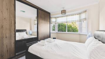 Iron/ironing board, Internet, bed sheets