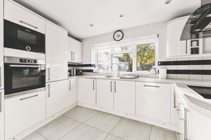 Kühlschrank, Mikrowelle, Ofen, Geschirrspüler