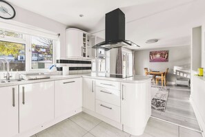 Kjøleskap, mikrobølgeovn, ovn og oppvaskmaskin