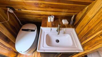 Haartrockner, Handtücher, Seife, Toilettenpapier