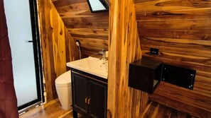 Hair dryer, towels, soap, toilet paper - Spacious 7-bedroom bungalow in charming Nong Khiaw with AC (Nong Khiaw)