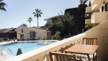 Estúdio conforto, sacada, vista para a piscina | Terraço/pátio