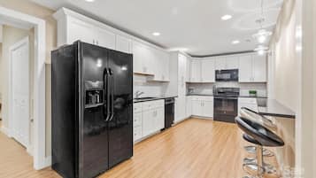 Frigorífico, microondas, horno y placa de cocina