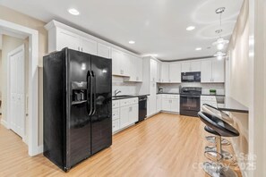 Frigorífic, microones, forn i placa de cuina 