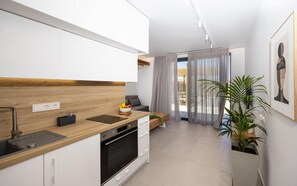 Fridge, oven, stovetop, coffee/tea maker - Apartment 'Bonsai Luxury One-Bedroom House' with Mountain View, Wi-Fi and Air Conditioning (Γλινάδο)