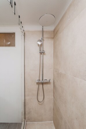 Bathroom - 1400ft², Central, Rooftop, Gym, King Bed,  WFH (Athina)