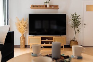 Flat-screen TV - 1400ft², Central, Rooftop, Gym, King Bed,  WFH (Athina)
