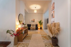 Lobby - 1400ft², Central, Rooftop, Gym, King Bed,  WFH (Athina)