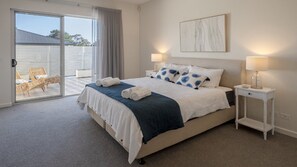 Tabla de planchar con plancha, internet y ropa de cama 