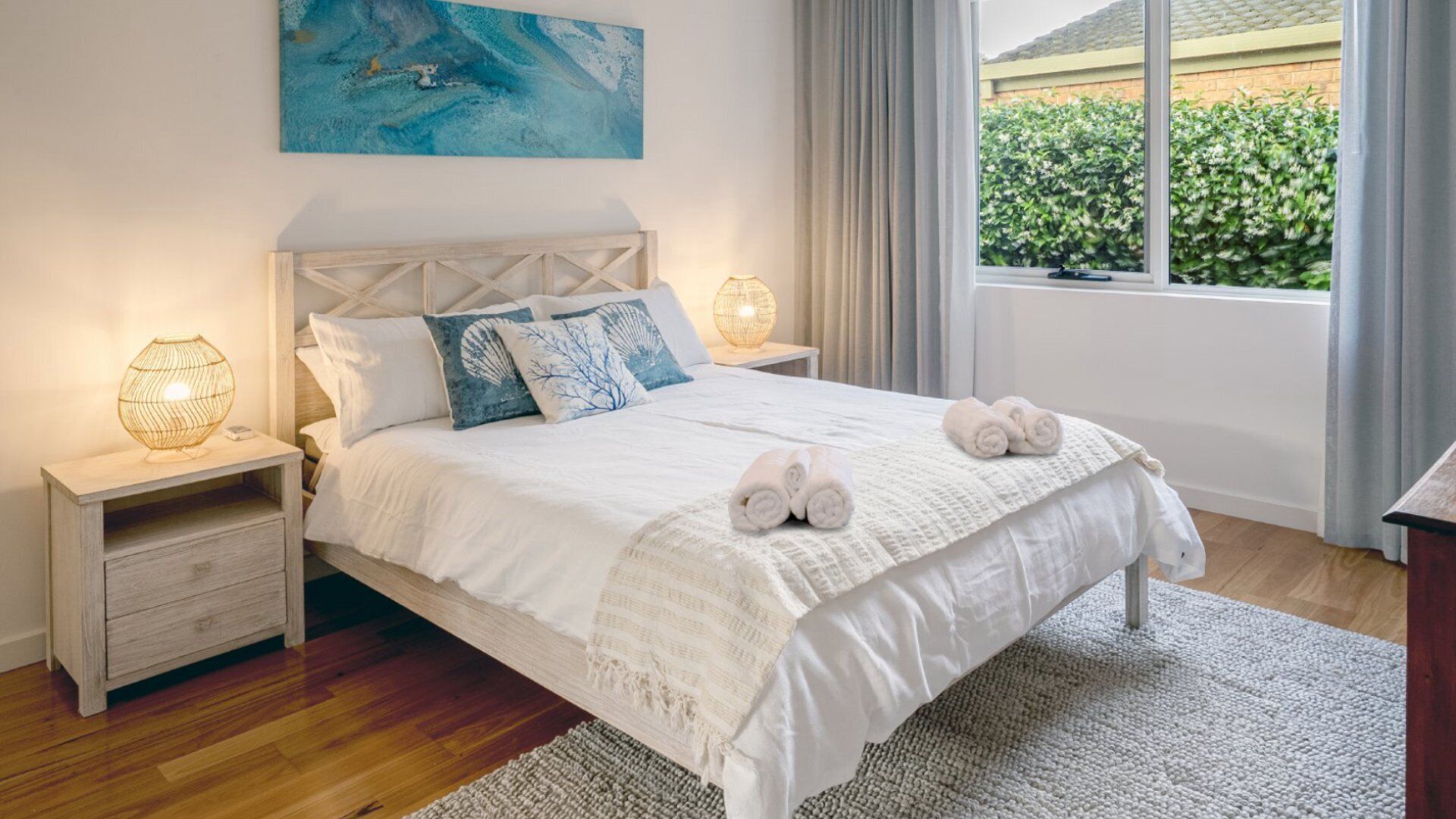 Tabla de planchar con plancha, internet y ropa de cama 