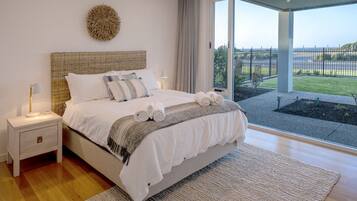 4 bedrooms, iron/ironing board, Internet, bed sheets