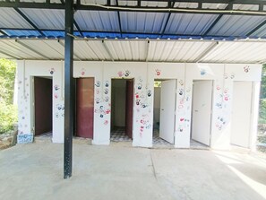 Regadera, toallas, shampoo, papel de baño