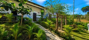 Um edifício com um caminho de jardim que leva a uma porta com a inscrição 'B2'.
