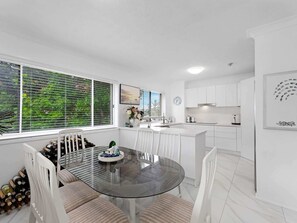 Dining - Relaxing Pool Hervey Bay Getaway Steps from Beach (Torquay)