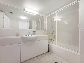 Shower, towels - Relaxing Pool Hervey Bay Getaway Steps from Beach (Torquay)