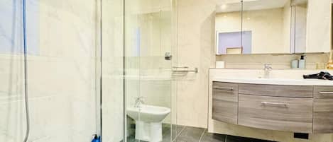 Appartement de base | Salle de bain | Baignoire et douche séparées, articles de toilette (gratuits)