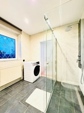 Lägenhet Basic | Badrum | Badkar och dusch, gratis toalettartiklar, hårtork och handdukar