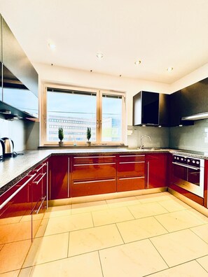 Apartamento básico | Cocina privada | Frigorífico, microondas, horno y placa de cocina