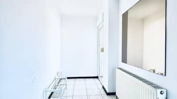 Basic Apartment | Bilik Mandi | Tab mandi dan pancuran berasingan, kelengkapan dandanan diri percuma