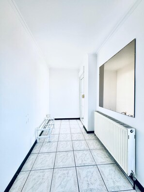 베이직 아파트 | 욕실 | 별도의 욕조 및 샤워 시설, 무료 세면용품, 헤어드라이어, 타월