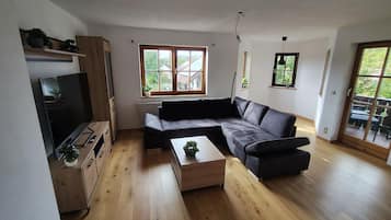 Televisie, een tafeltennistafel en een stereo