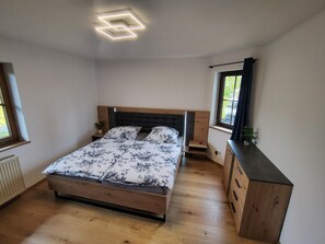 Tabla de planchar con plancha, wifi y ropa de cama 