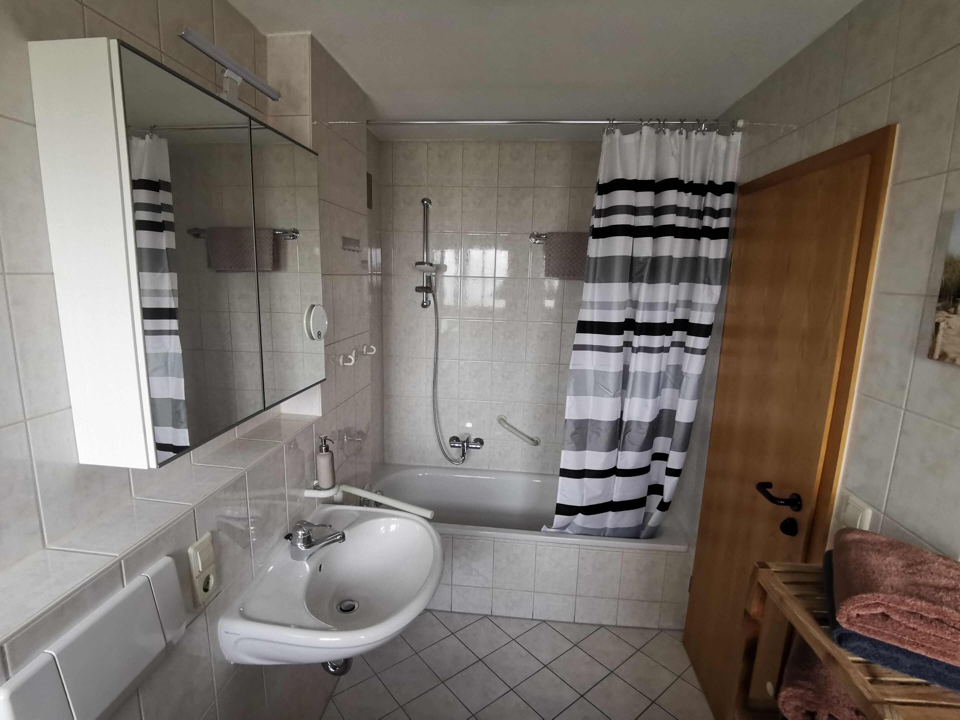 Dusch, hårtork och handdukar