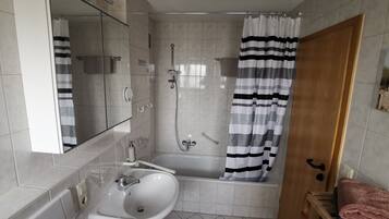 Dusch, hårtork och handdukar