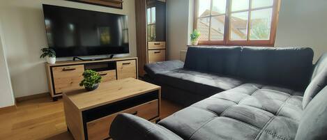 Fernseher, Tischtennisplatte, Stereoanlage