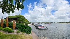 Marina - Quiet Waters Riverfront Escape (Sunshine Coast)