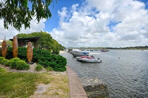 Marina - Quiet Waters Riverfront Escape (Sunshine Coast)