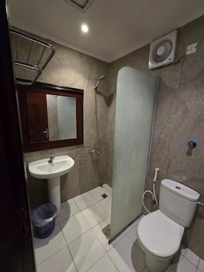 Quadruple Room | Bathroom | Shower, hair dryer, towels, soap - Maysan Alzmourd Hotel (Makkah)