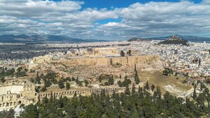 Μια πανοραμική θέα μιας αρχαίας πόλης, με ένα σημαντικό ιστορικό μνημείο που περιλαμβάνει ερείπια και ένα μεγάλο αμφιθέατρο.