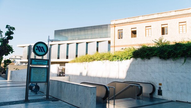 Un edificio moderno con un letrero que indica una estación de transporte público.