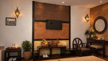 Una sala de estar acogedora con chimenea, un televisor de pantalla plana y un espacio de descanso cómodo.