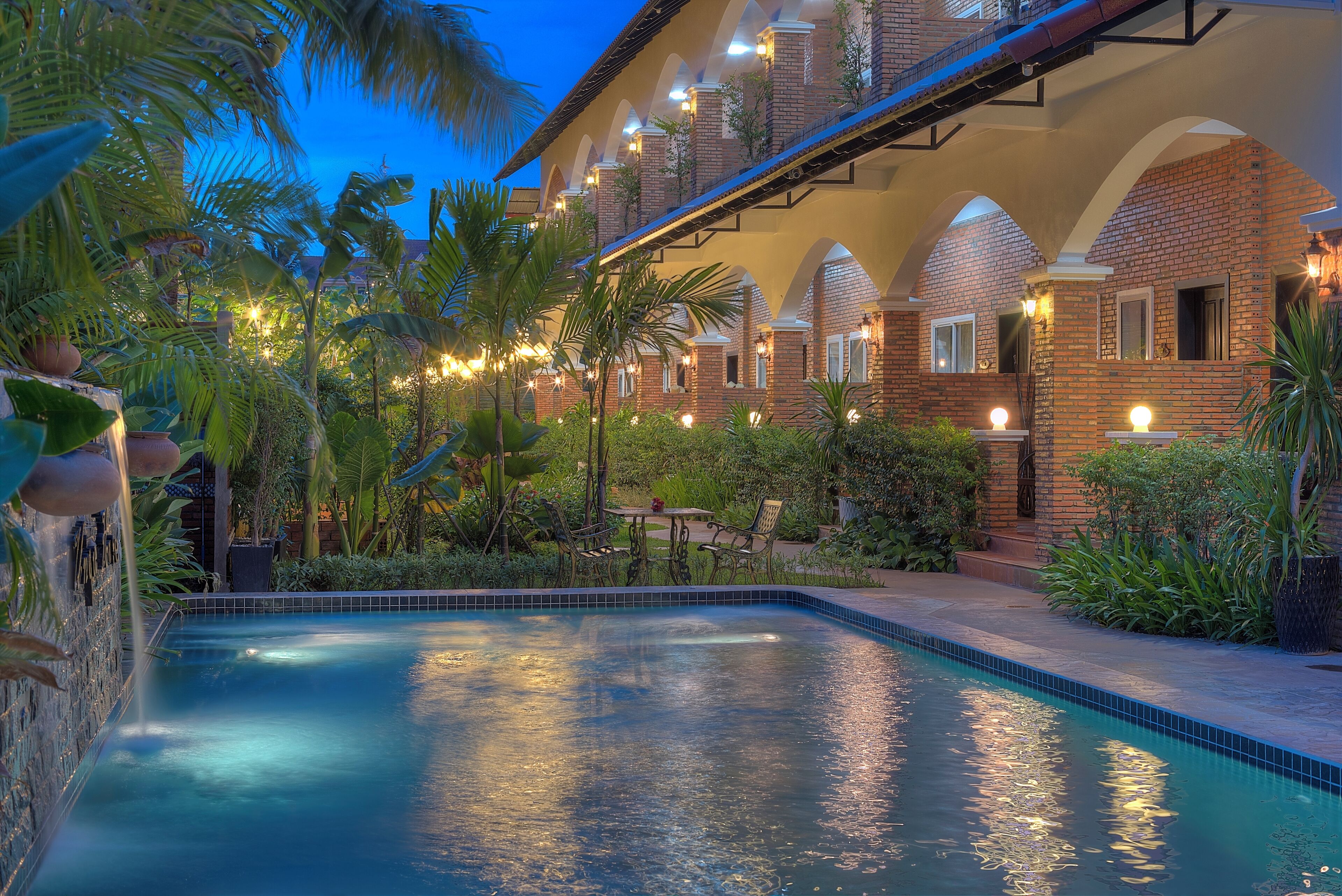 室内游泳池，08:00 至 21:00 开放，池畔遮阳伞