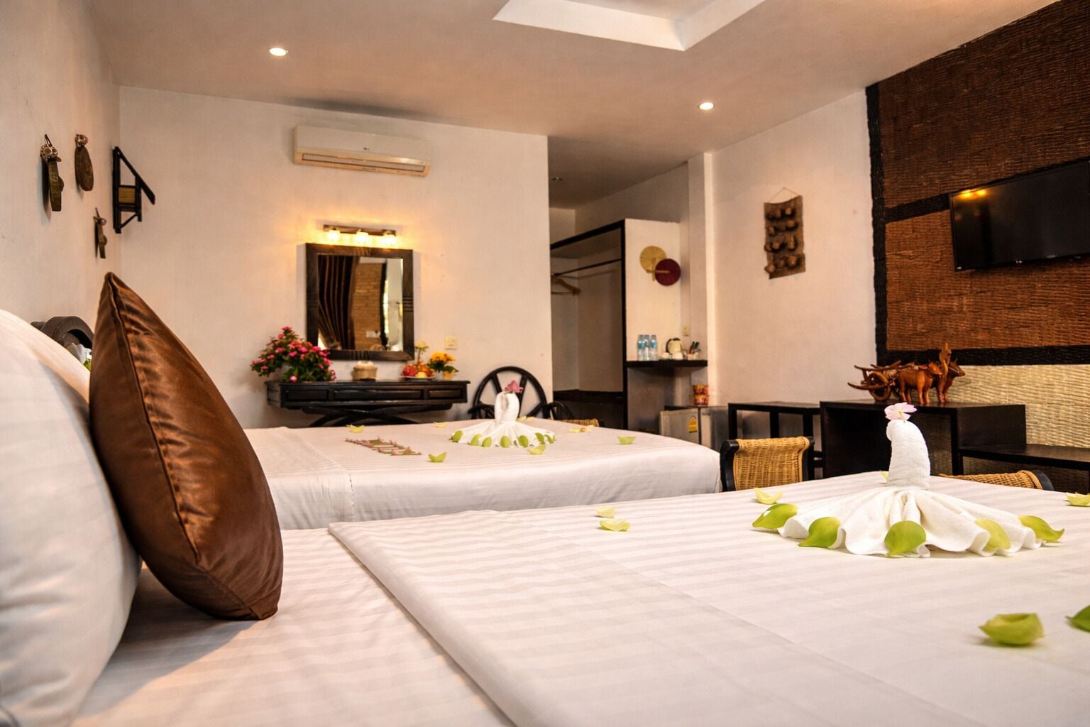 Premium bedding, minibar, desk, bed sheets