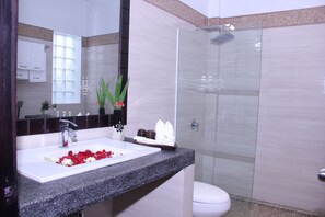 Hair dryer, towels, soap, shampoo - Kravan Siem Reap Boutique Villa (Siem Reap)