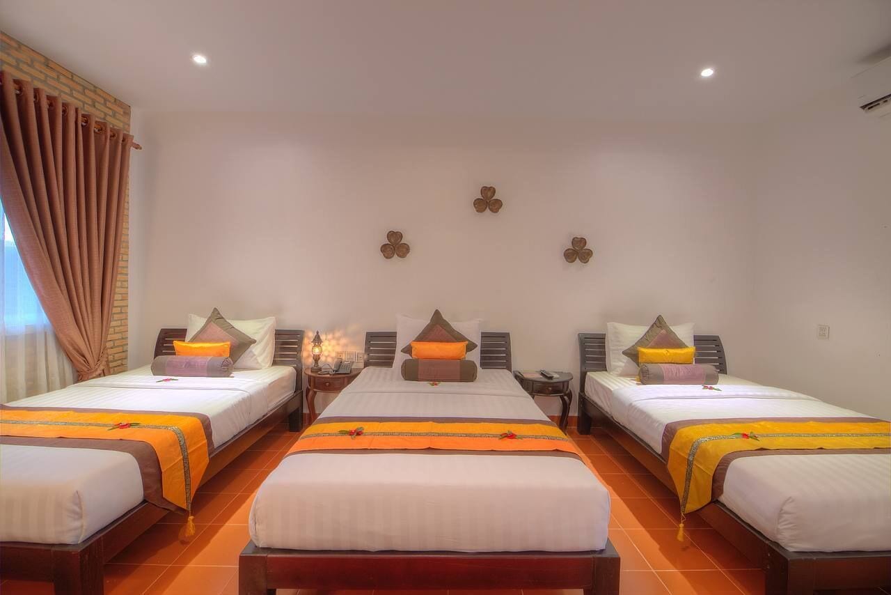 Deluxe Triple Room, Balcony, Garden View | Desk