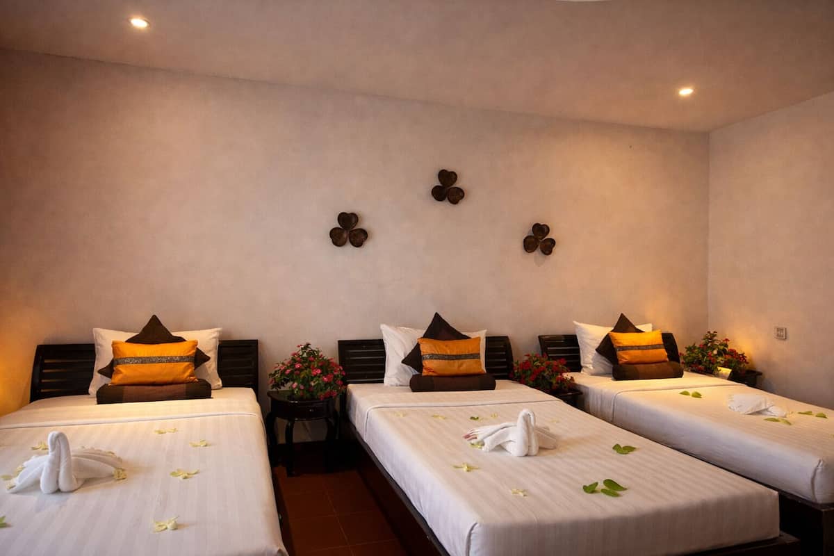 Kamar Triple Deluks, balkon, pemandangan kebun | Seprai premium, minibar, meja kerja, dan seprai linen