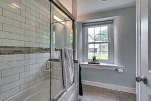 Hair dryer, towels, soap, shampoo - 7BR Historic Estate | Weddings & Retreats (Coatesville)