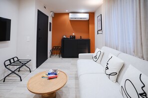 デラックス 4 人部屋 (Vision Ermou, Quite View) | リビング エリア | 55 インチのスマートテレビ (衛星放送視聴可)、Netflix、ストリーミングサービス